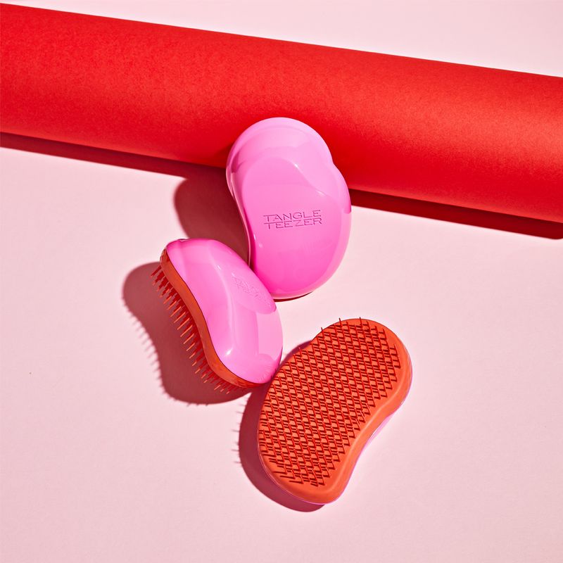Escova-para-Desembaracar-Tangle-Teezer-The-Original-Rosa-e-Vermelho-Ambientada