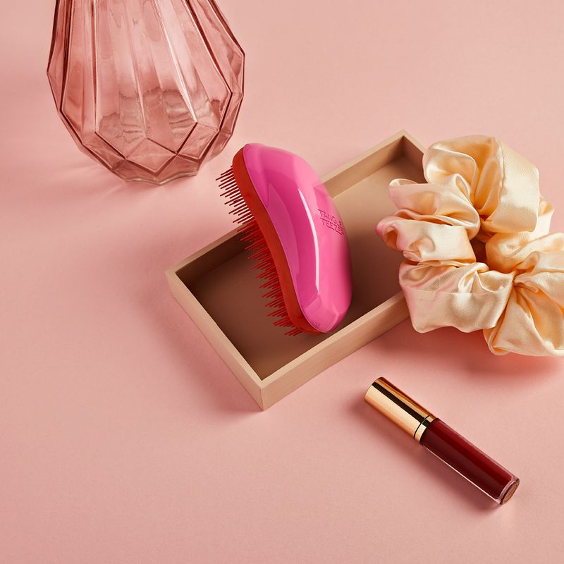 Escova-para-Desembaracar-Tangle-Teezer-The-Original-Rosa-e-Vermelho-Ambientada-um