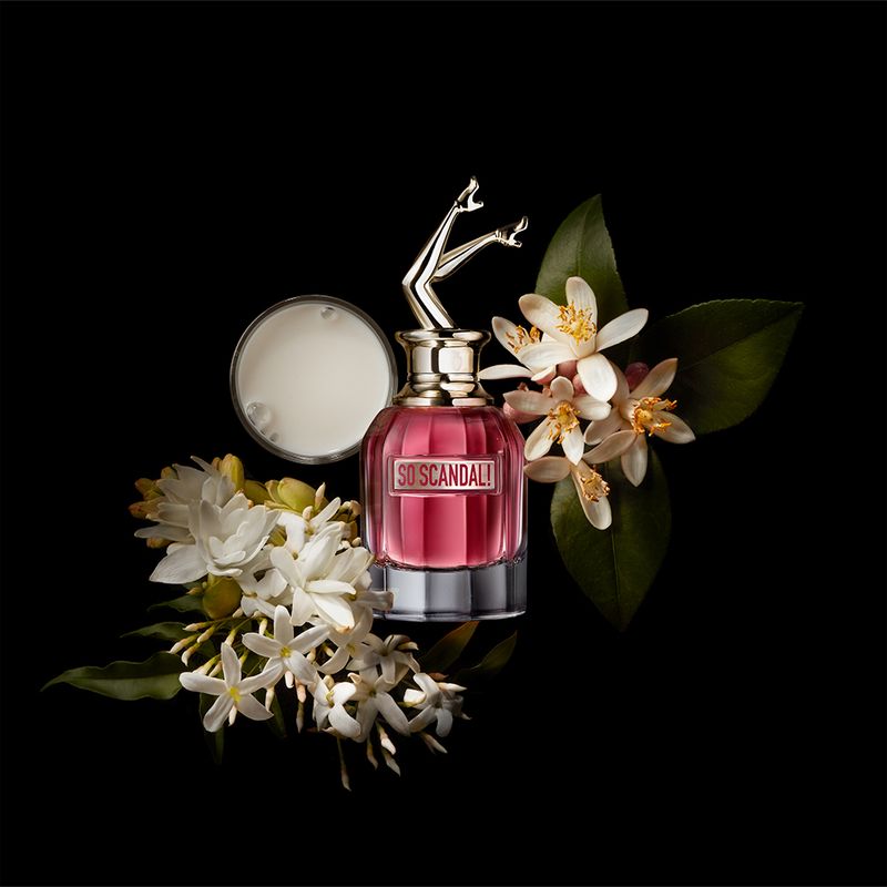 Perfume-Jean-Paul-Gaultier-So-Scandal--Feminino-Eau-de-Parfum-30-ml-Ambientada-Elementos
