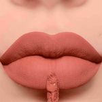 Batom-Liquido-Matte-Mari-Maria-Ashy-Nude-4-ml-Modelo-e-Produto