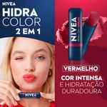 Hidratante-Labial-2-em-1-Cremoso-Nivea-Hidra-Color-Vermelho-48-g-Banner-Modelo-e-Produto