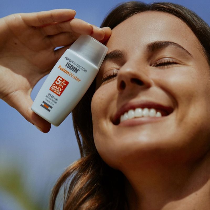Protetor-Solar-Facial-Isdin-Fusion-Water-5-Stars-FPS-60-50-ml-Ambientada