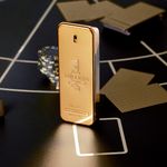 Kit-Perfume-Paco-Rabanne-1-Million-Masculino-Eau-de-Toilette-50-ml---Desodorante-150-ml---Miniatura-10-ml-Ambientada-1