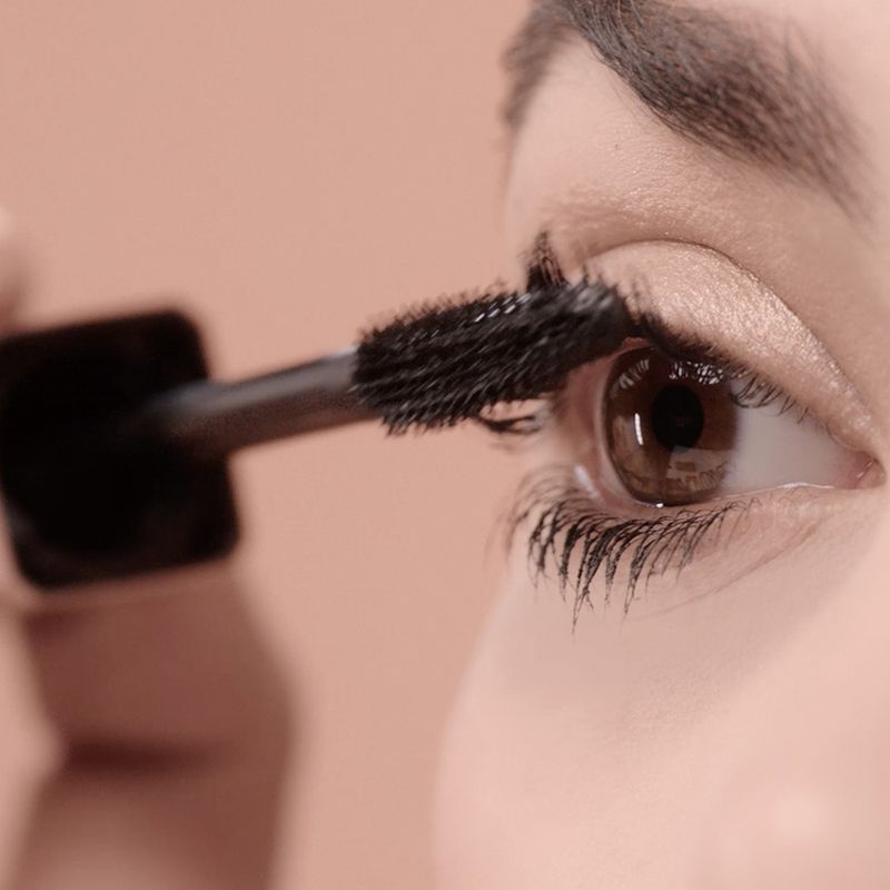 Mascara-para-Cilios-Volume-Curvado-Lancome-Lash-Idole-Waterproof-Gossy-Black-35-g-Modelo