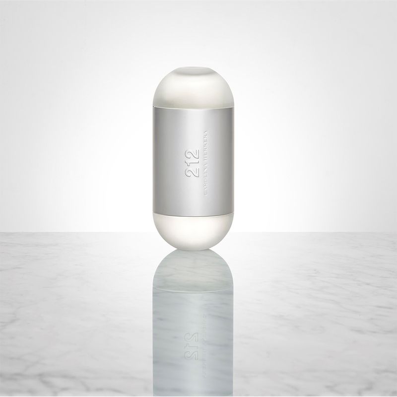 Kit-Perfume-Carolina-Herrera-212-NYC-Feminino-Eau-de-Toilette-100-ml---Locao-Corporal-100-ml---Miniatura-10-ml-Ambientada