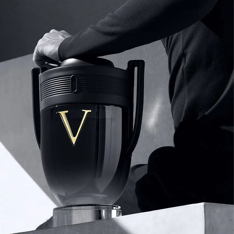 KIT-PACO-RAB-INVICTUS-VICTORY-EDP-PERF-MASC-100ML-GEL-DE-BANHO-100ML--CX-BRANCO-E-PRETO