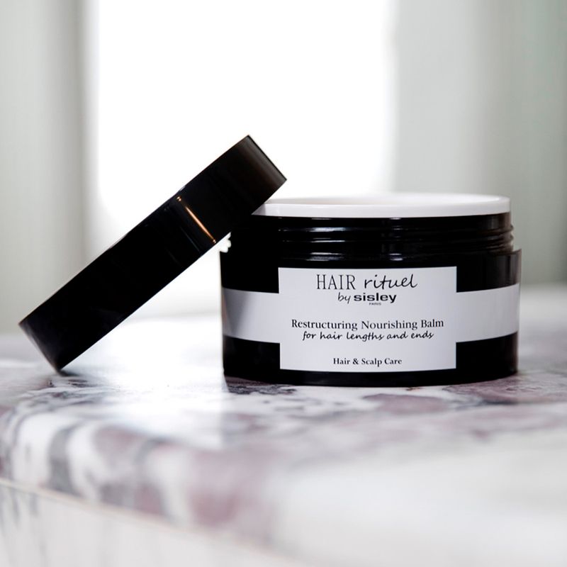 Balsamo-de-Nutricao-Sisley-Hair-Rituel-Restructuring-Nourishing-125-g-Ambientada-1