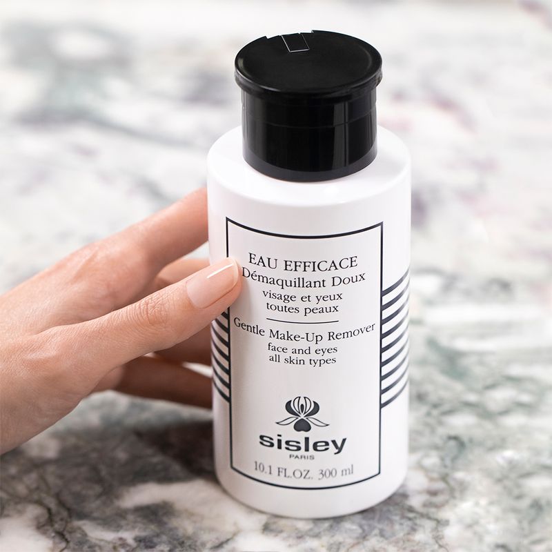 Locao-Demaquilante-Sisley-Eau-Efficace-300-ml-Ambientada