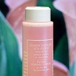 Tonico-Facial-de-Limpeza-Sisley-Floral-Toning-Aux-Fleurs-250-ml-Ambientada