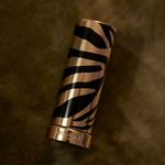 Batom-em-Gel-Cintilante-Sisley-Le-Phyto-Rouge-10-Beige-Jaipur-34-g-Ambientada