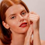 Batom-Cremoso-Cintilante-Sisley-Phyto-Rouge-Shine-12-Sheer-Cocoa-3-g-Modelo