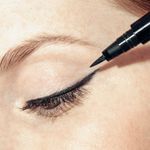 Caneta-Delineadora-Liquida-Matte-Sisley-So-Intense-Eyeliner-1-Deep-Black-1-ml-Modelo-e-Produto