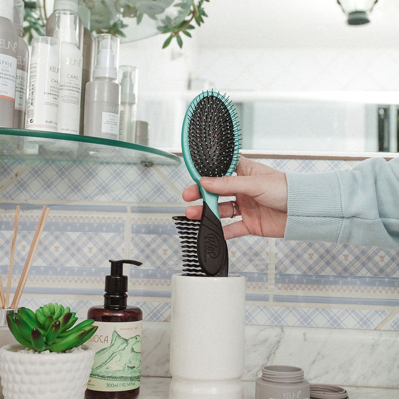 Escova-para-Desembaracar-WetBrush-Pro-Detangler-Verde-e-Preta-Ambientada