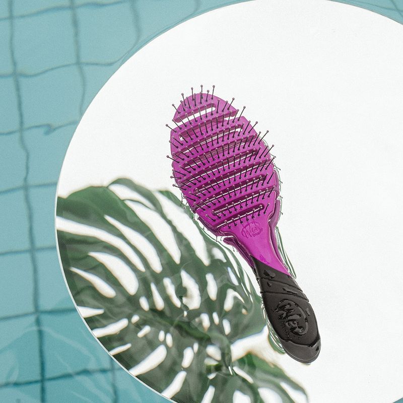 Escova-para-Secar-e-Desembaracar-WetBrush-Pro-Flex-Dry-Rosa-e-Preta-Ambientada