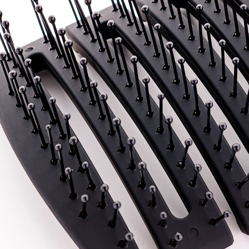 Escova-para-Secar-e-Desembaracar-WetBrush-Pro-Flex-Dry-Paddle-Preta-Detalhe-Cerda