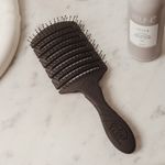 Escova-para-Secar-e-Desembaracar-WetBrush-Pro-Flex-Dry-Paddle-Preta-Ambientada