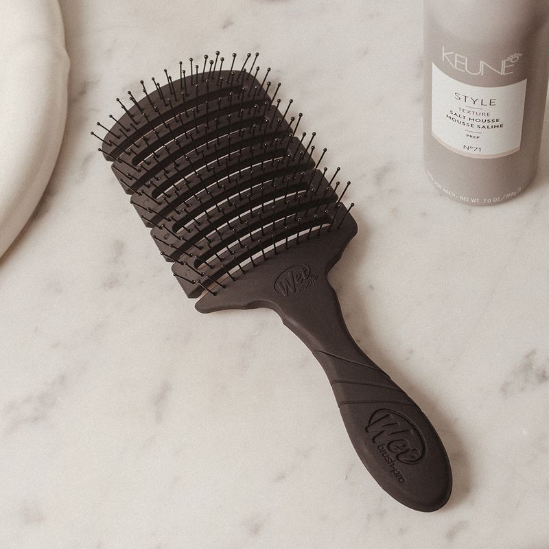 Escova-para-Secar-e-Desembaracar-WetBrush-Pro-Flex-Dry-Paddle-Preta-Ambientada