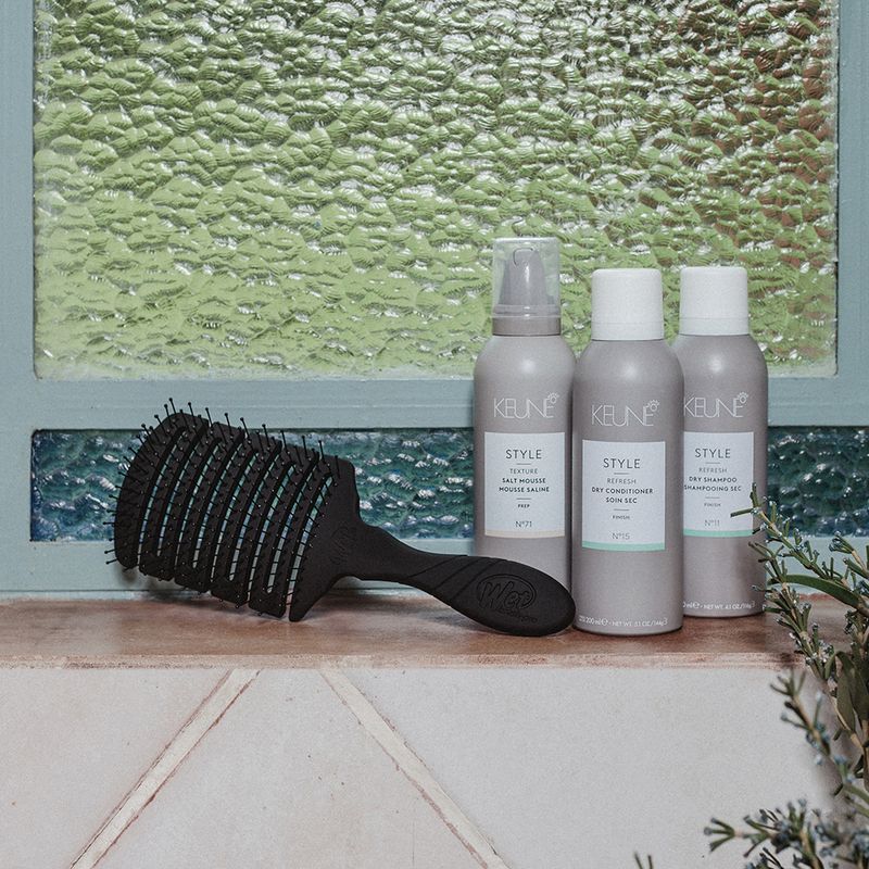 Escova-para-Secar-e-Desembaracar-WetBrush-Pro-Flex-Dry-Paddle-Preta-Ambientada-1