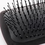 Escova-para-Desembaracar-WetBrush-Pro-Paddle-Detangler-Preta-Detalhe-Cerdas