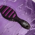 Escova-para-Desembaracar-WetBrush-Speed-Dry-Preta-e-Roxa-Ambientada