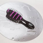 Escova-para-Desembaracar-WetBrush-Speed-Dry-Preta-e-Roxa-Ambientada-1