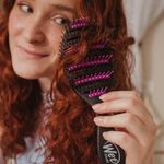 Escova-para-Desembaracar-WetBrush-Speed-Dry-Preta-e-Roxa-Modelo-e-Produto-1