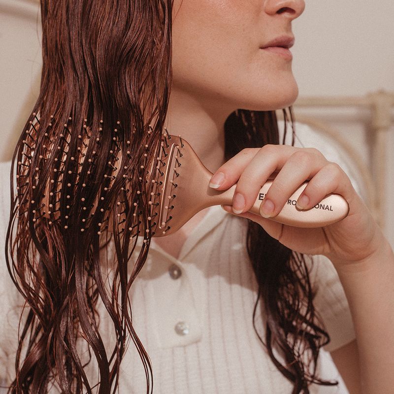 Escova-para-Secar-e-Desembaracar-WetBrush-Epic-Quick-Dry-Rose-Gold-Modelo-e-Produto
