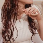 Escova-para-Secar-e-Desembaracar-WetBrush-Epic-Quick-Dry-Rose-Gold-Modelo-e-Produto-1