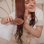Escova-para-Secar-e-Desembaracar-WetBrush-Epic-Quick-Dry-Rose-Gold-Modelo-e-Produto-2