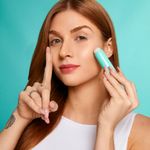 Lip-Balm-de-Esfoliacao-Fran-By-Franciny-Ehlke-Scrub-Stick-Bamboo-62-g-Textura-Modelo-dois
