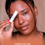 Corretivo-em-Bastao-Cremoso-com-Protetor-Solar-Natural-Pink-Cheeks-Sport-Concealer-FPS-40-FPUVA-30-C50-7-g-Modelo