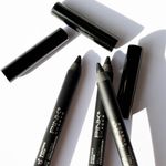Lapis-de-Olho-Cremosa-Natural-Pink-Cheeks-Sport-Eyepencil-Preto-12-g-Ambientada