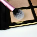 Pincel-para-Contorno-Real-Techniques-Setting-Brush-Rosa-Ambientada-1