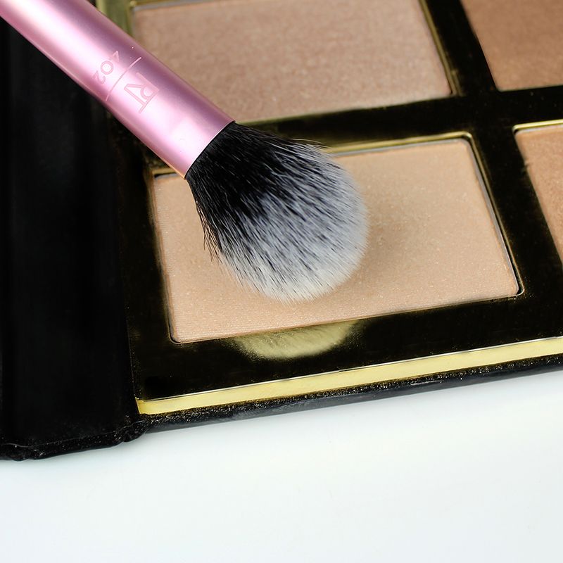 Pincel-para-Contorno-Real-Techniques-Setting-Brush-Rosa-Ambientada-1