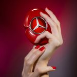 Perfume-Mercedes-Benz-Woman-In-Red-Feminino-Eau-de-Parfum-60-ml-Ambientada