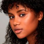 Paleta-de-Contorno-em-Po-Essence-Contouring-2-Shades-Produto-Aplicado
