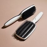 Escova-para-Modelar-Tangle-Teezer-Blow-Styling-Half-Paddle-Preto-e-Branco-Ambientada