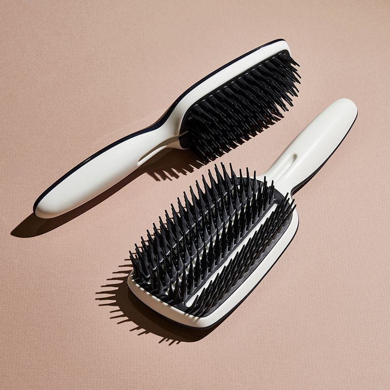 Escova-para-Modelar-Tangle-Teezer-Blow-Styling-Half-Paddle-Preto-e-Branco-Ambientada