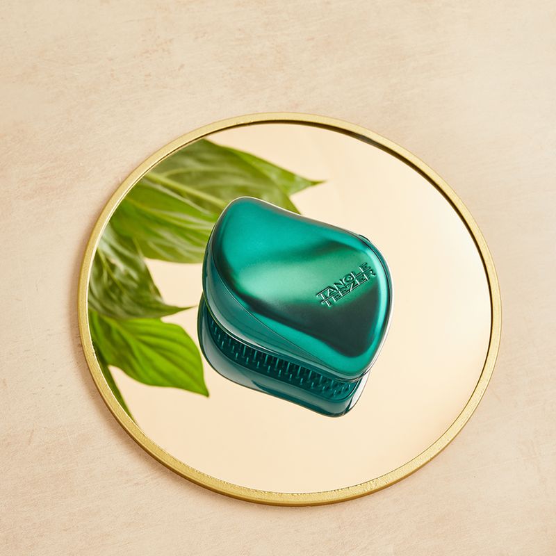 Escova-para-Desembaracar-Tangle-Teezer-Compact-Styler-Green-Jungle-Verde-Ambientada
