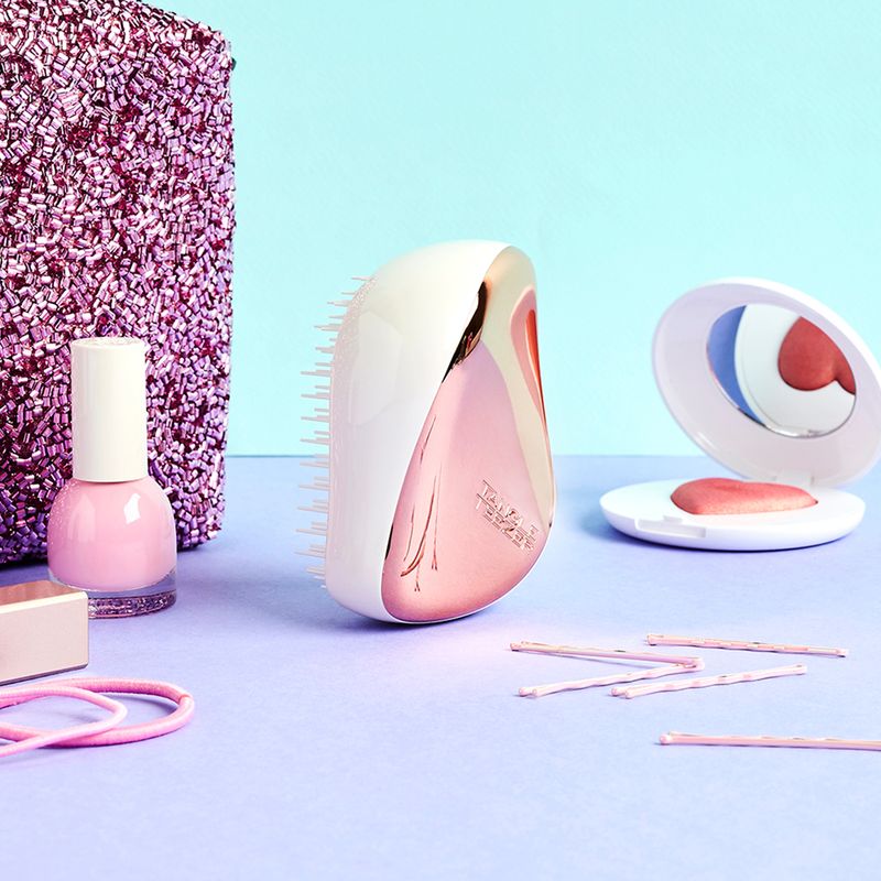 Escova-para-Desembaracar-Tangle-Teezer-Compact-Styler-Rose-Gold-Ambientada
