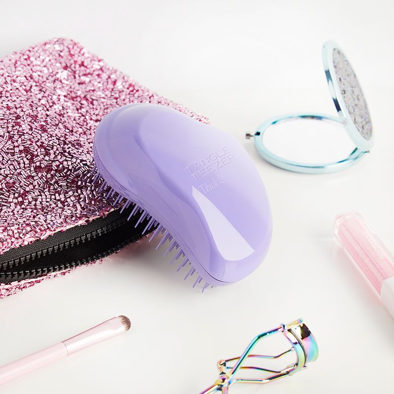 Escova-para-Desembaracar-Tangle-Teezer-The-Original-Thick---Curly-Roxo-Ambientada