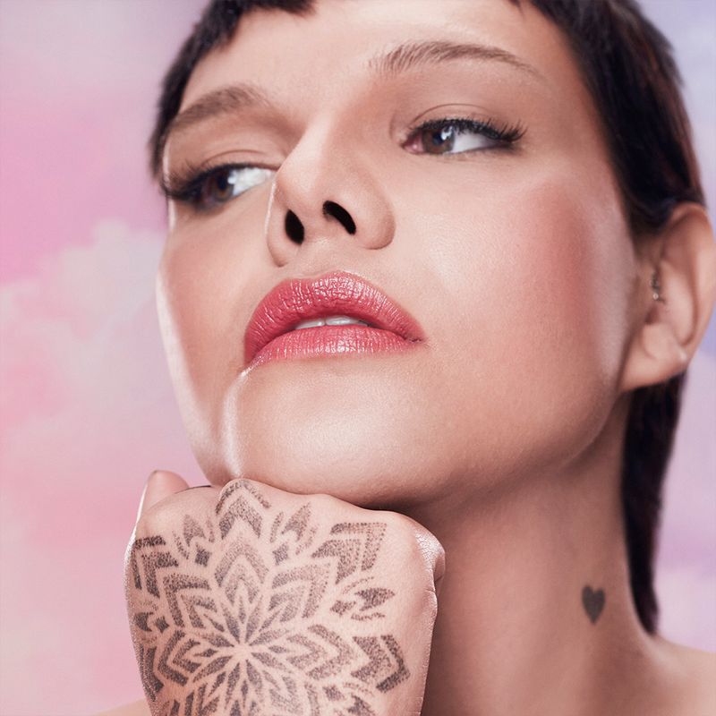 Batom-Liquido-Matte-Aveludado-Karen-Bachini-Andromeda-62-g-Modelo-com-Produto