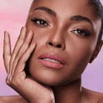 Batom-Liquido-Matte-Aveludado-Karen-Bachini-Andromeda-62-g-Modelo-com-Produto-2