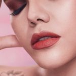Batom-Liquido-Matte-Aveludado-Karen-Bachini-Pegasus-62-g-Modelo-com-Produto-1