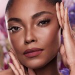 Batom-Liquido-Matte-Aveludado-Karen-Bachini-Afrodite-62-g-Modelo-com-Produto