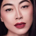 Batom-Liquido-Matte-Aveludado-Karen-Bachini-Afrodite-62-g-Modelo-com-Produto-1