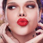 Batom-Liquido-Matte-Aveludado-Karen-Bachini-Afrodite-Fenix-62-g-Modelo-com-Produto