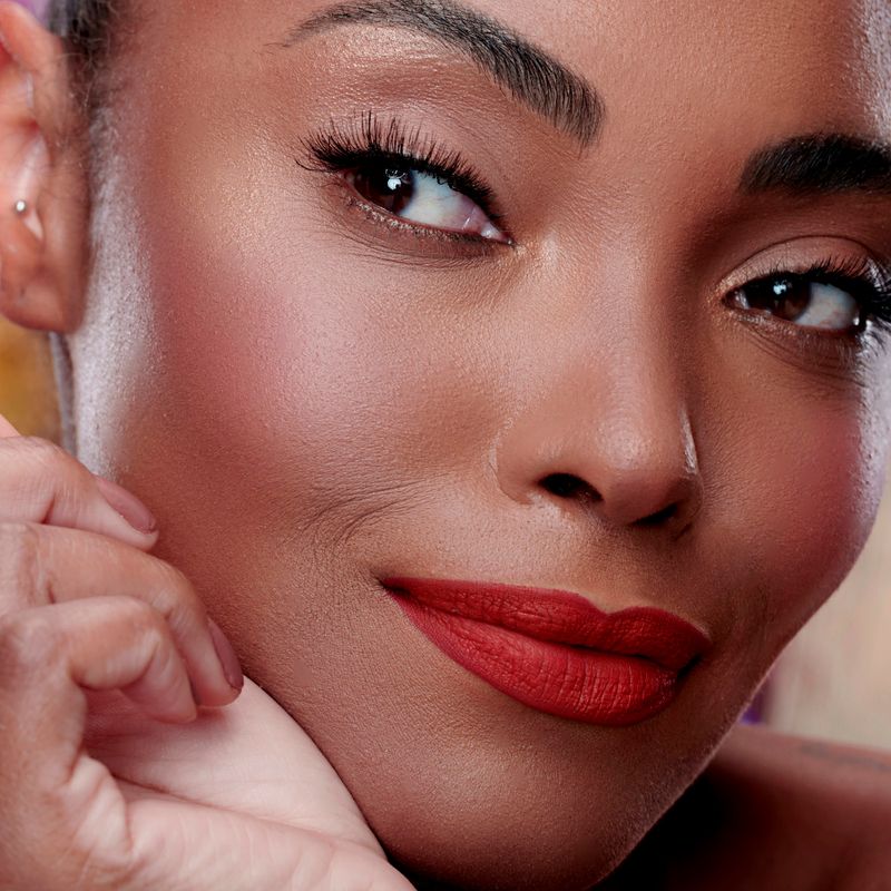 Batom-Liquido-Matte-Aveludado-Karen-Bachini-Afrodite-Fenix-62-g-Modelo-com-Produto-1