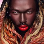 Batom-Liquido-Matte-Aveludado-Karen-Bachini-Afrodite-Fenix-62-g-Modelo-com-Produto-2