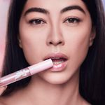 Gloss-Labial-Liquido-Brilho-Intenso-Karen-Bachini-Marte-62-g-Modelo-e-Produto